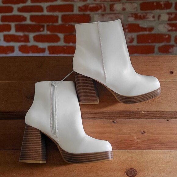 Sugar Shoes - SUGAR Women's Warrant Platform White Faux Leather Ankle Boots - 7M